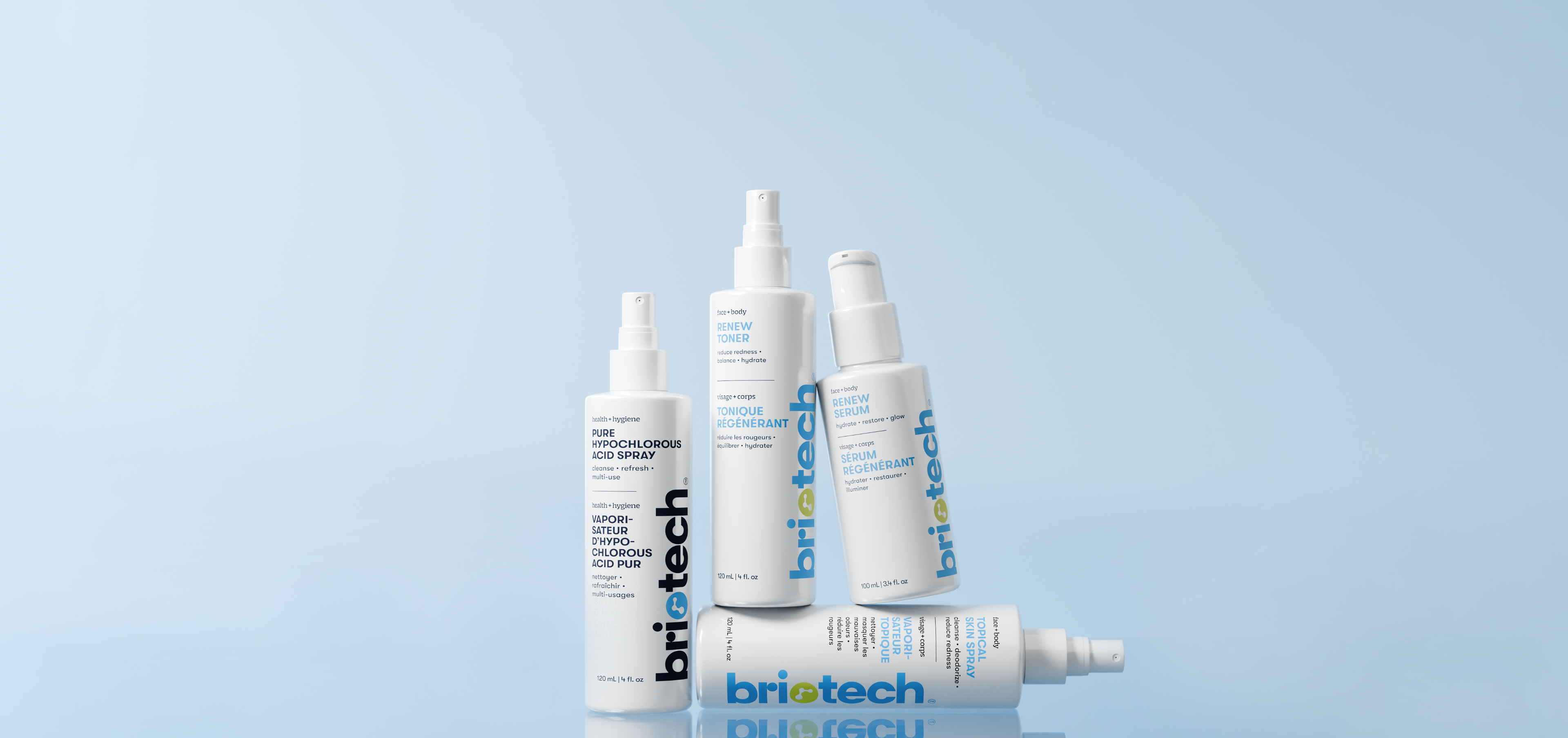 Produits Briotech de soins de la peau à base d’acide hypochloreux, incluant un vaporisateur, un toner, un sérum et un spray topique, disposés ensemble sur un fond bleu clair.